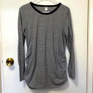 Old navy maternity shirt size medium
